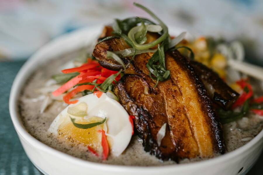 旅行小鍋煮麵湯不混濁的秘訣：先將湯底煮沸，然後按正確順序進行