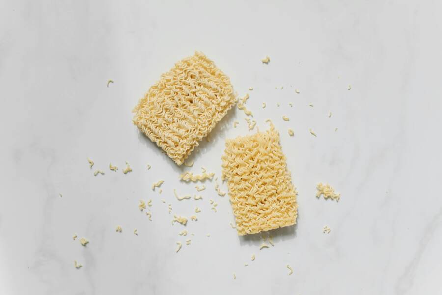 旅行鍋煮泡麵不沾內鍋是不是比較方便？實際測量清潔速度和刮痕風險