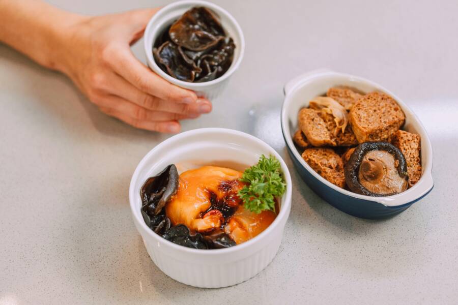 留宿朋友的旅行鍋：兩道熱菜：豬肉豆腐湯+黃豆口味麵