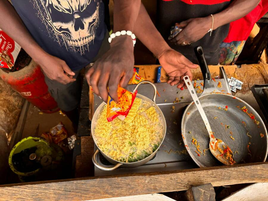沒有壺嘴的旅行小鍋如何倒水煮麵？三種安全方法，不燙手