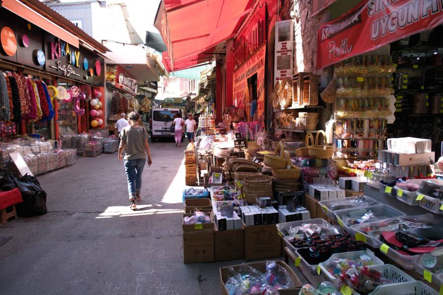 為什麼旅行總是衝動消費：紀念品、限量食品和購物心態分析