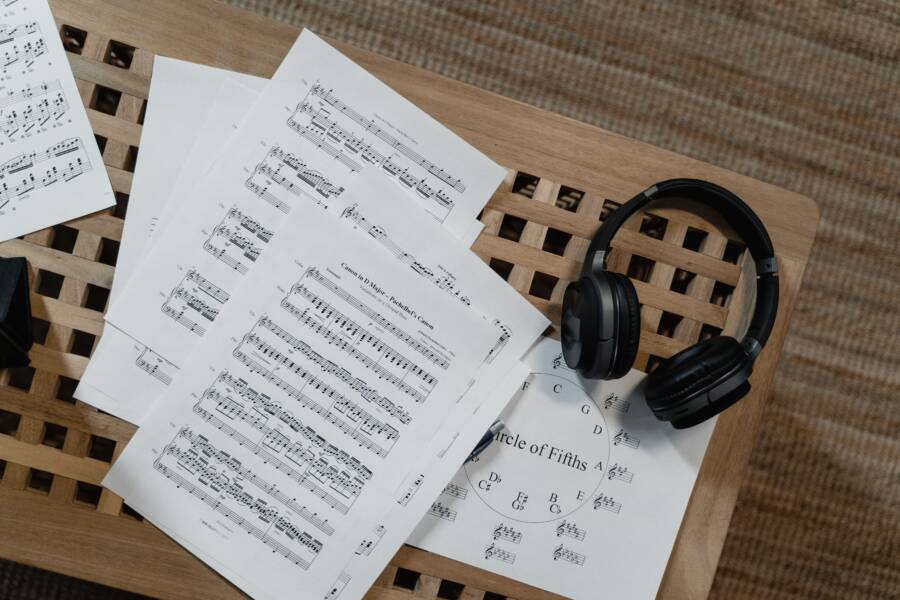 旅行時聽音樂的好處：提升旅行樂趣和記憶力的實用指南