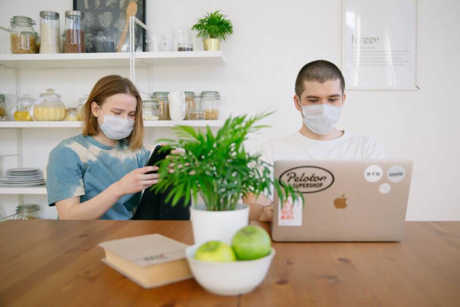 遠離家鄉時如何保持正常作息：建立微觀儀式與環境控制指南