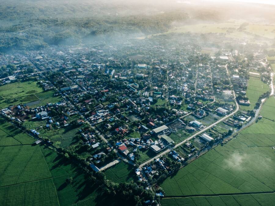 居住地區選擇指南:都市、郊區與鄉村的優缺點比較 選擇居住地點指南:城市、郊區和鄉村的優缺點比較