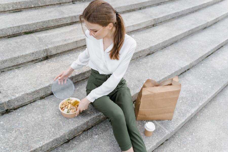 如何在旅行時健康飲食：智慧點餐技巧與外食準備策略