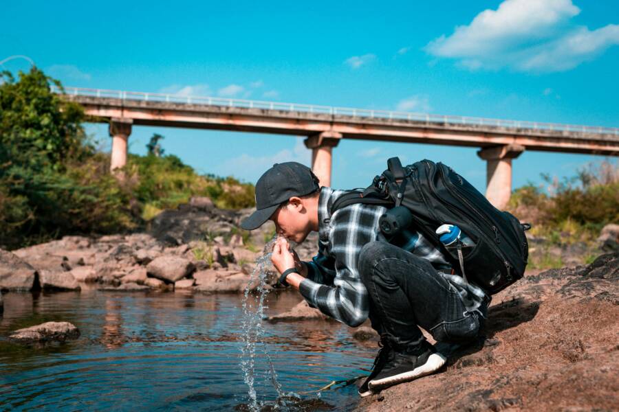 如何避免旅行時適應環境：食物、水和環境適應指南