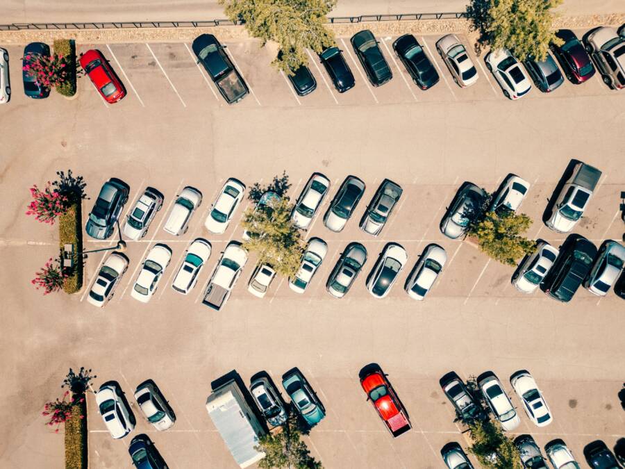 出發停車攻略：善用導航、APP快速找到停車位