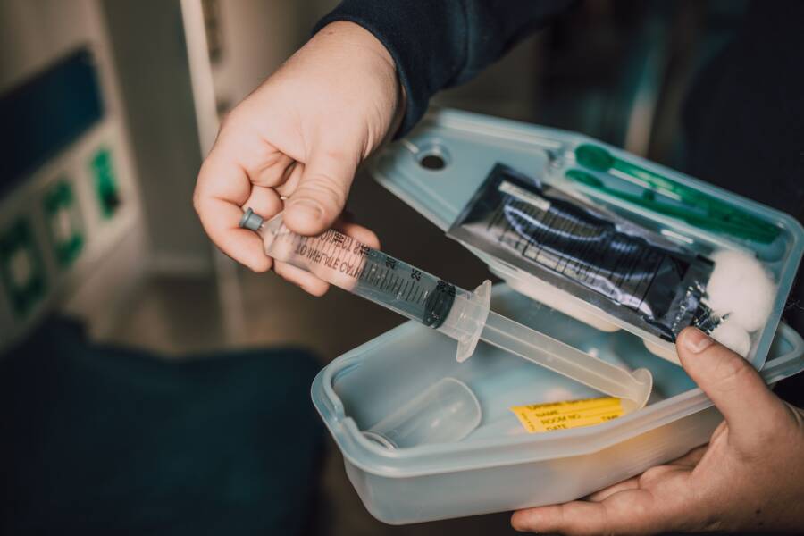 旅行急救包準備清單:實用藥品與器材攜帶指南 旅行急救箱準備清單:攜帶藥品和設備的實用指南