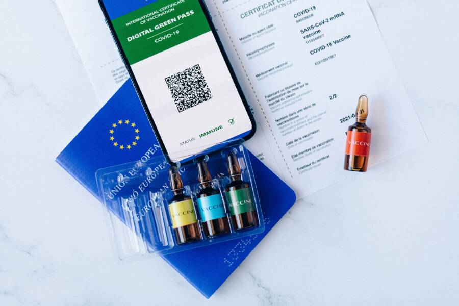 旅行最怕忘記的三大物品:證件、藥物與充電設備準備指南 旅行時最容易忘記的三件物品:證件、藥品和充電設備準備指南
