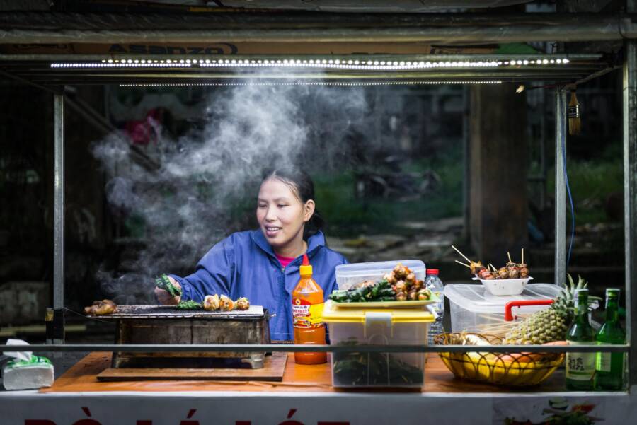 旅遊怎麼找平價美食?在地人避開觀光陷阱的實用攻略 旅行時如何找到實惠的食物?為當地人提供避免旅遊陷阱的實用技巧
