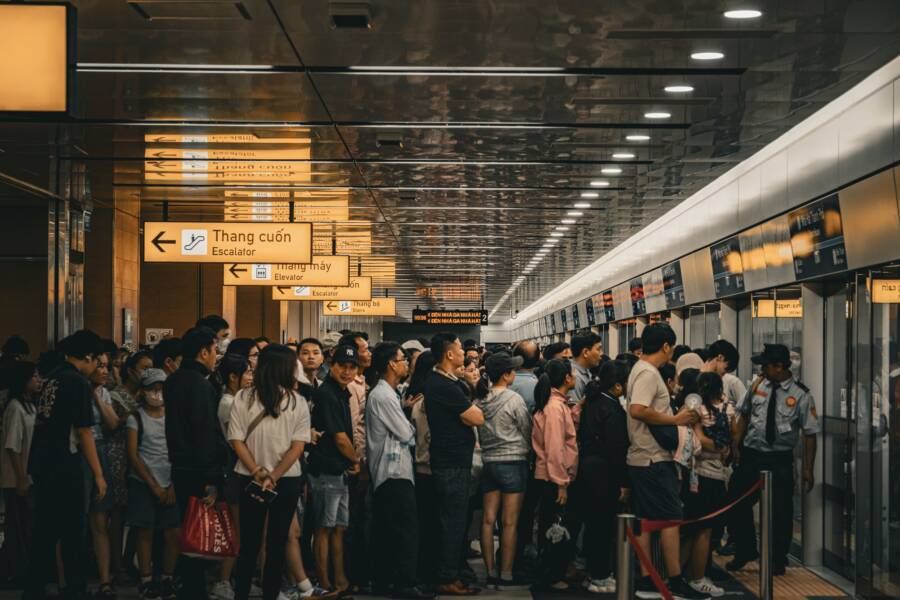 旅遊排隊與踩點平衡術:行程規劃與現場應變指南 平衡旅遊排隊和參觀地點:行程規劃和現場回應指南