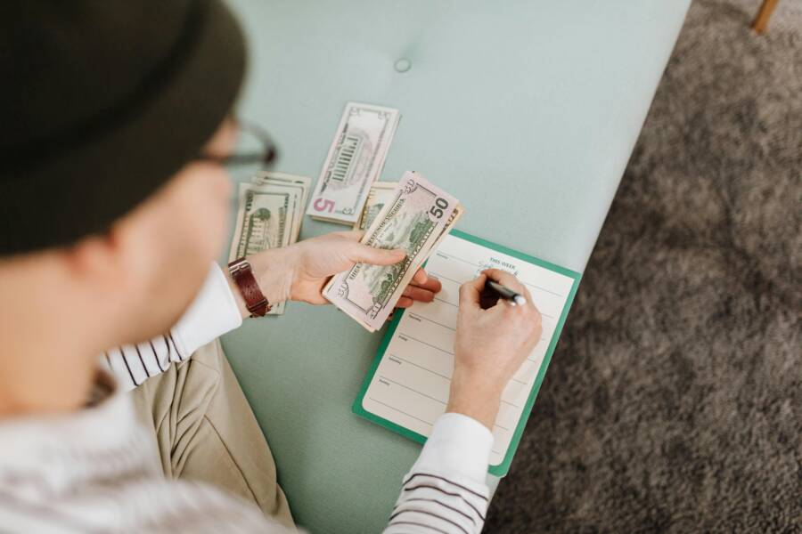 每月生活費規劃指南：建立資金分類和儲蓄習慣的實用步驟
