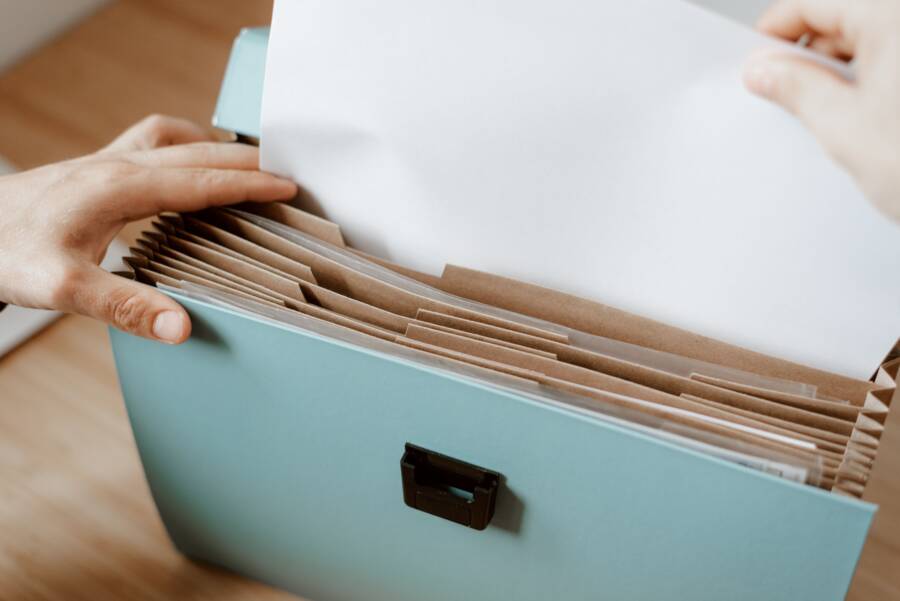 證件分開存放比較安全嗎?旅行必備防盜與備份指南 分開存放文件更安全嗎?旅行必備的防盜和備份指南