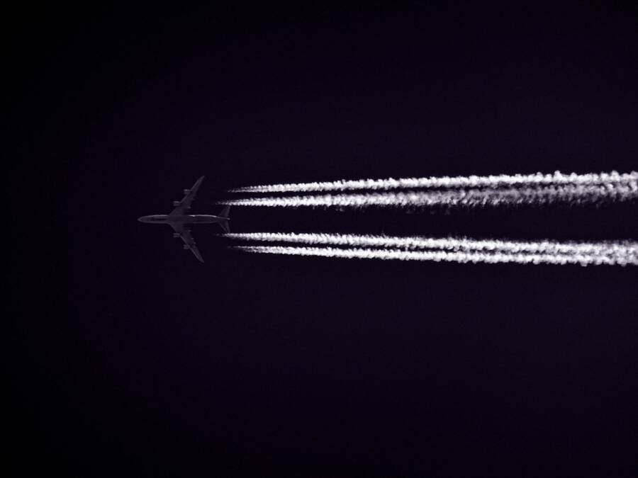 長途旅行時如何有效緩解時差反應？實用的調整與適應技巧