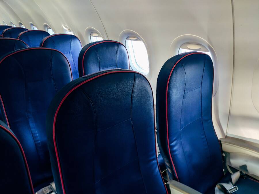 讓長途飛行更加舒適：機艙著裝、身體準備和必備小工具的提示