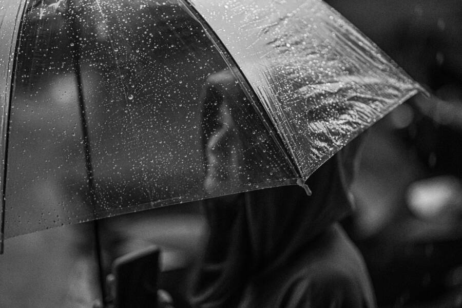 雨天出遊裝備攻略:保護隨身物品與維持乾爽的必備清單 雨天旅行裝備指南:保護您的物品並保持乾燥的必備清單