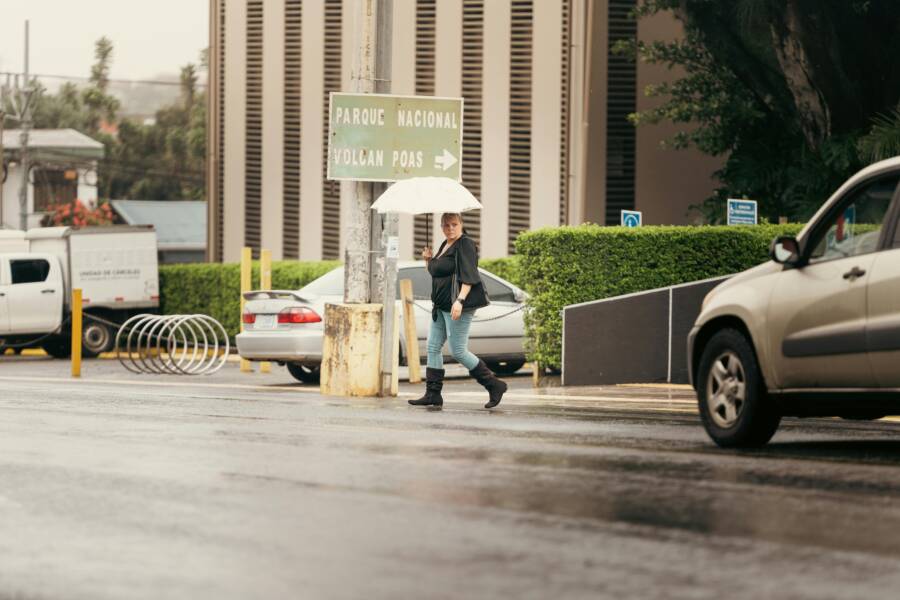 下雨天出發如何更改行程？完整的歸檔策略和雨天旅行指南