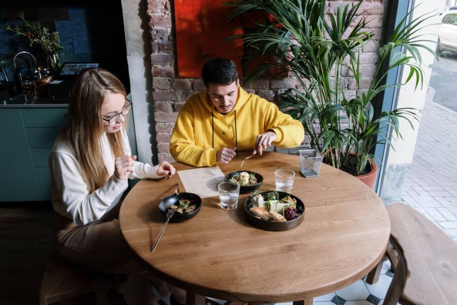 如何避免獨自吃飯時感到尷尬：獨自旅行時在餐桌上感到舒適的指南