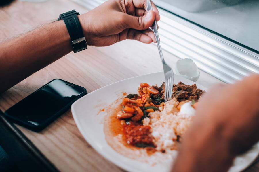 如何為那些不舒服長時間坐著的人規劃飲食：旅行時舒適的飲食策略