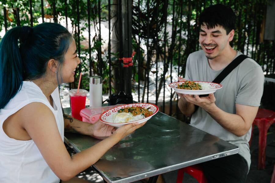 如何在旅遊區找到便宜的餐食