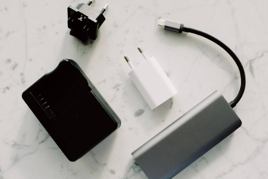 如何避免旅行時忘記充電器：清單建立和儲存技巧