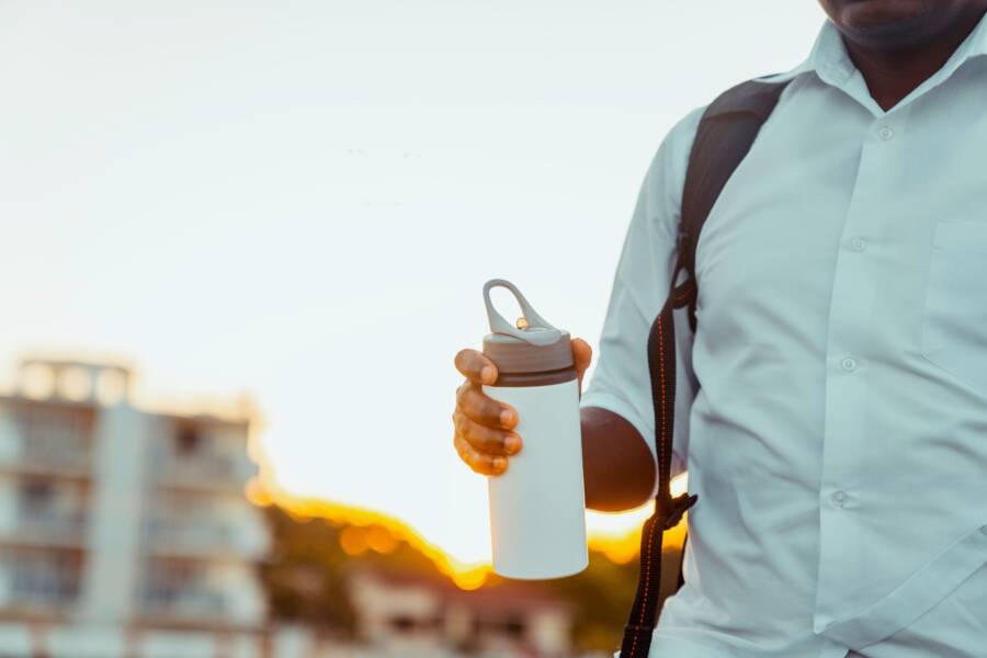 帶手搖飲料外出要注意什麼？旅行時保持手持飲料溫暖、新鮮和防漏的指南