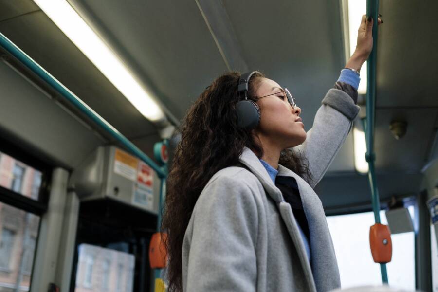 搭車時看影片還是聽音樂?根據車程與體質選擇的最佳方案 騎車時看影片或聽音樂?根據您的駕駛距離和身體健康狀況選擇最佳方案