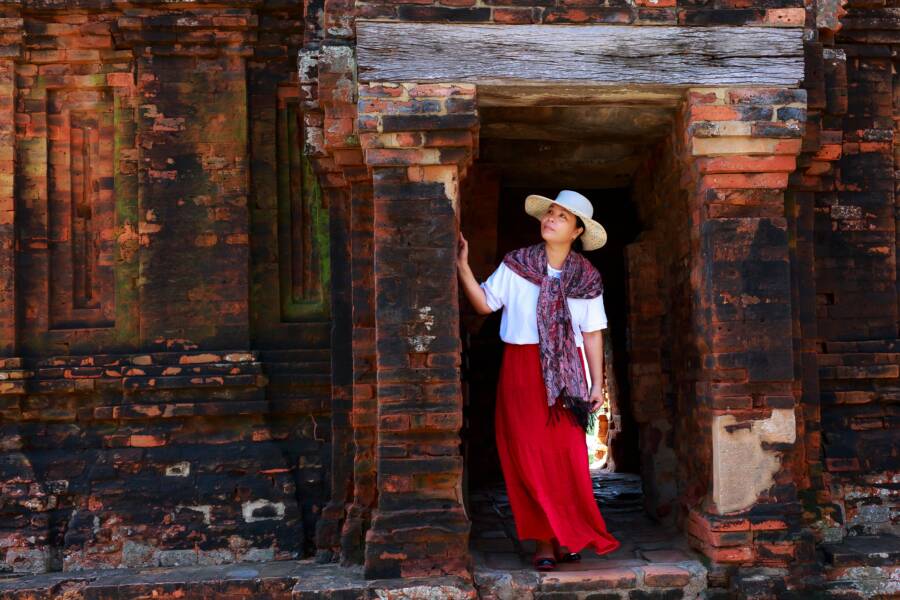 旅拍穿搭指南:如何根據環境色彩與場景挑選服裝 旅拍穿搭指南:如何根據環境色彩和場景選擇服裝