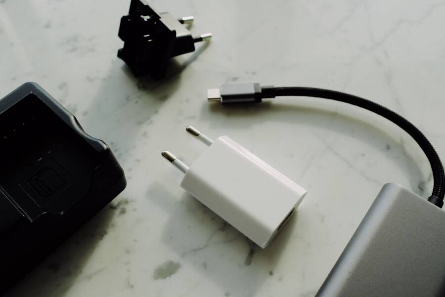 旅行前必備充電清單:五大電子設備與電力管理策略 旅行前必備充電清單:前五名電子設備和電源管理策略