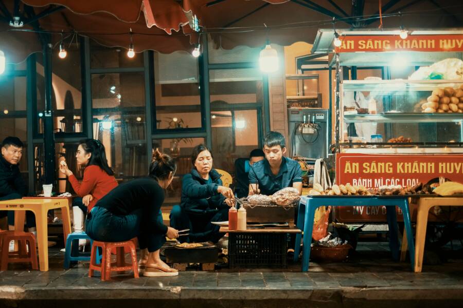 旅行深夜肚子餓怎麼吃?適合睡前補充的輕食與避坑指南 旅途中深夜餓了吃什麼?適合睡前補充的輕食指南和避免陷阱