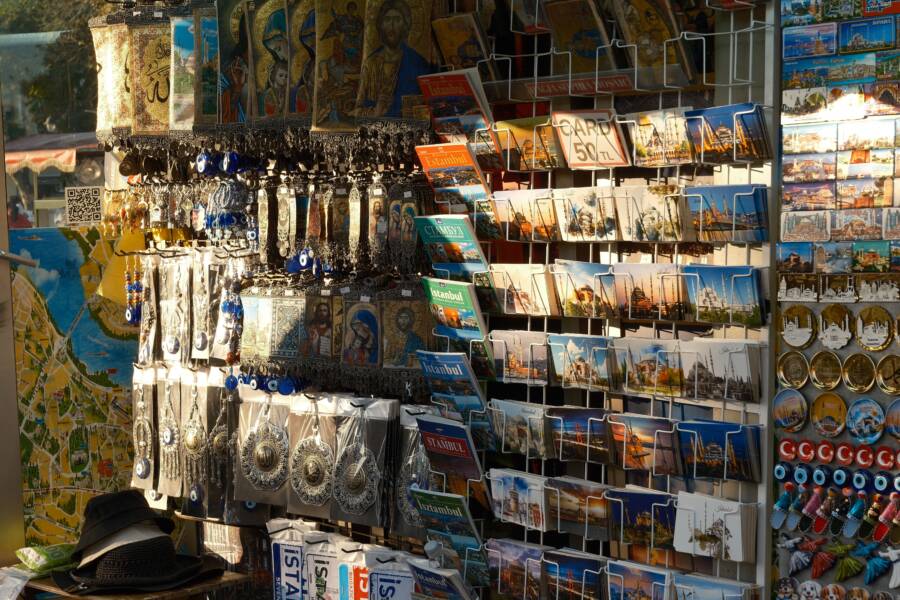 旅遊紀念品儲存指南：明信片和票根的分類、保存和數位備份技巧
