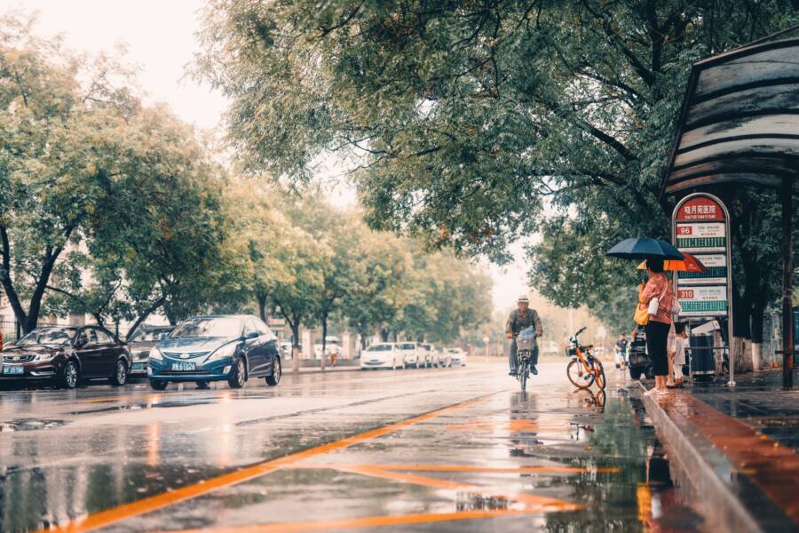 旅行遇雨別掃興:陰雨天攝影技巧與構圖指南 別讓雨毀了你的旅行:雨天攝影技巧和構圖指南
