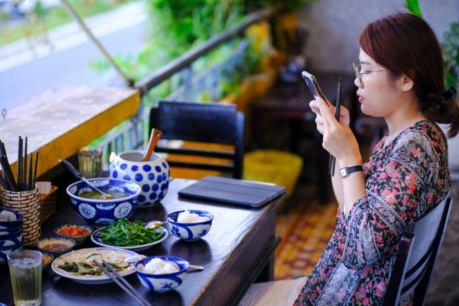 旅行時適應當地食物的實用指南：緩解適應和胃腸道不適的策略