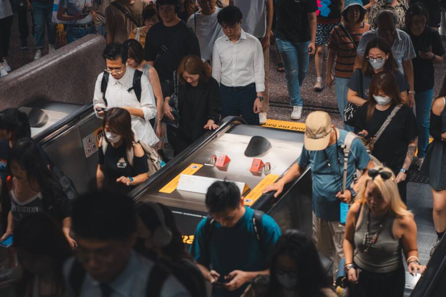 旅行防盜指南:人多地方如何保護隨身物品與財物 旅遊防盜指南:在人多的地方如何保護自己的財物和財物