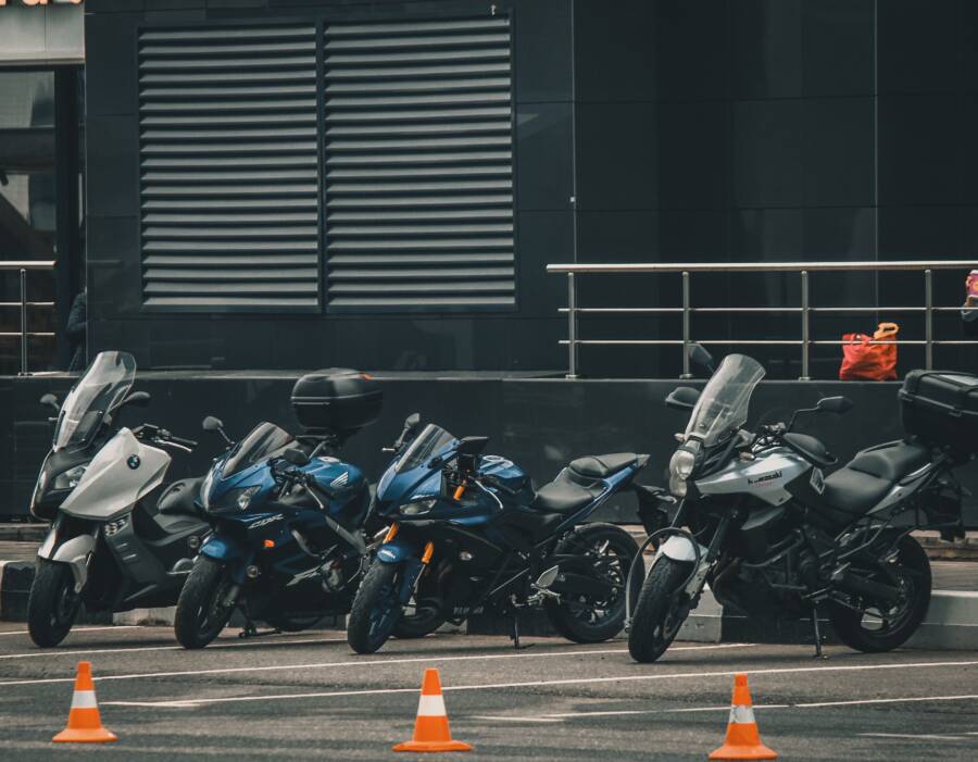 租賃摩托車必讀：簽約、保險和車況檢查的完整指南