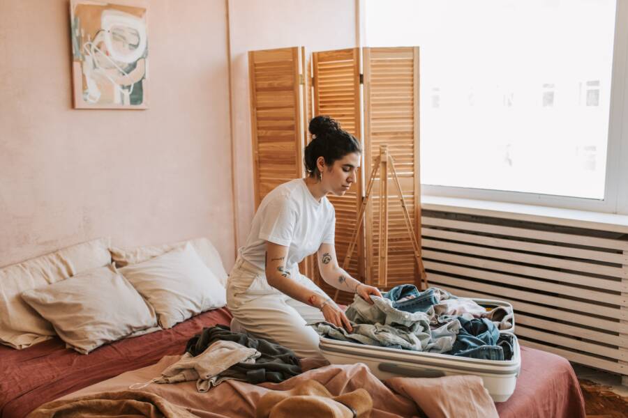 如何在長途旅行中保持衣服清潔：減少打包、提高洗滌效率的指南