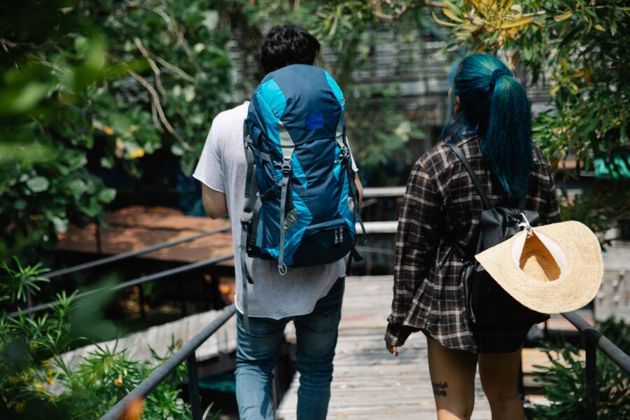 如何在長途旅行中保持背包整潔：實用的打包和維護技巧