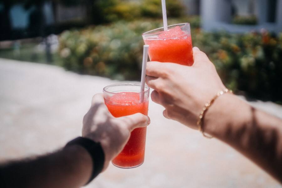 長途移動喝什麼最舒服?補水指南與飲品紅黑榜 長途旅行時喝什麼最舒服?補水指南及飲料紅黑名單